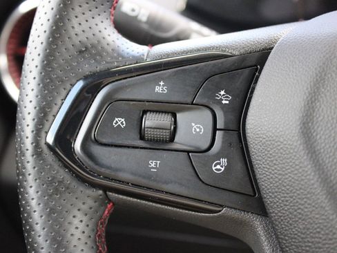 Used 2025 Chevrolet Trax RS w/ Sunroof Package image 24