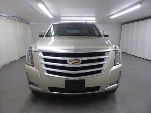 Used 2016 Cadillac Escalade Luxury AWD/4WD image 2