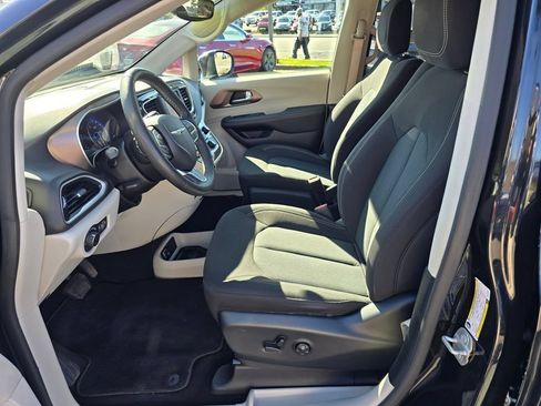 Used 2024 Chrysler Voyager LX FWD image 23