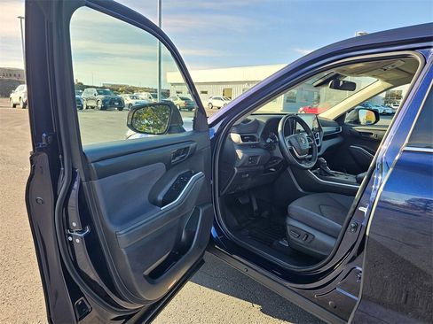 Used 2022 Toyota Highlander LE image 18