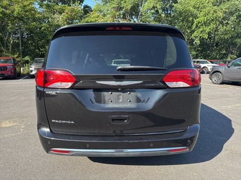Used 2017 Chrysler Pacifica Touring-L Plus w/ Tire & Wheel Group FWD image 4