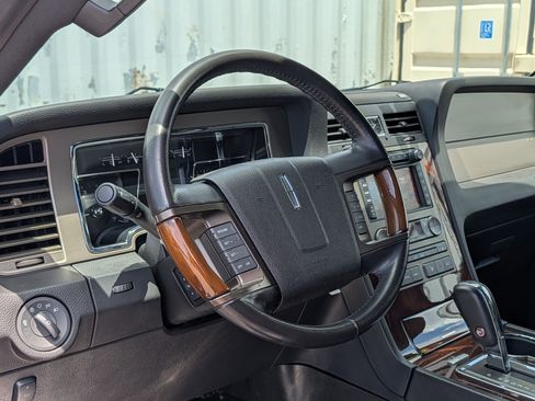 Used 2014 Lincoln Navigator 2WD image 22