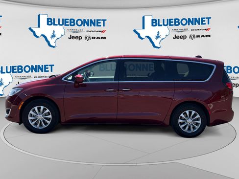 Used 2018 Chrysler Pacifica Touring Plus FWD image 8