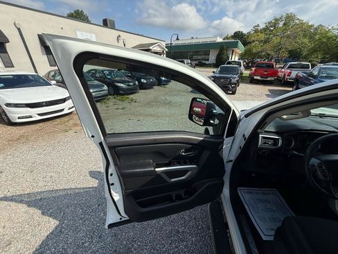 Used 2017 Nissan Titan SV AWD/4WD image 16