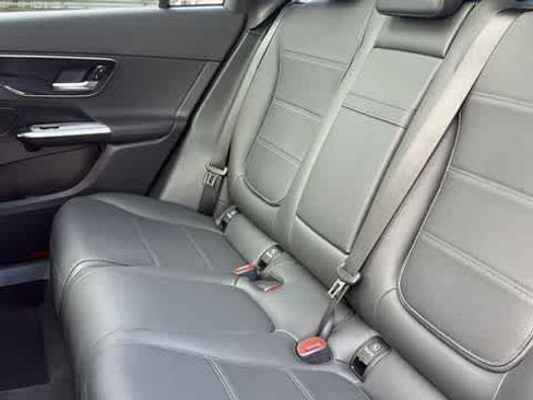 Used 2026 Mercedes-Benz GLC 300 4MATIC image 32
