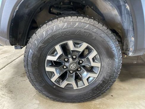 Used 2019 Toyota Tacoma TRD Off-Road AWD/4WD image 10