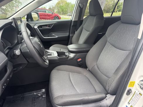 Used 2022 Toyota RAV4 XLE w/ XLE Grade Weather Package image 5