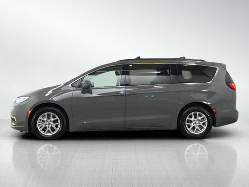 Used 2022 Chrysler Pacifica Touring-L FWD image 2