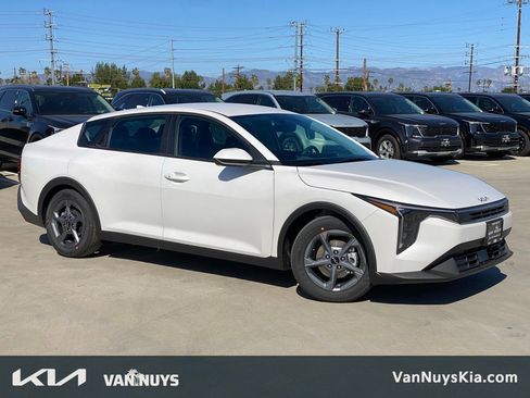 New 2026 Kia K4 LXS image 1