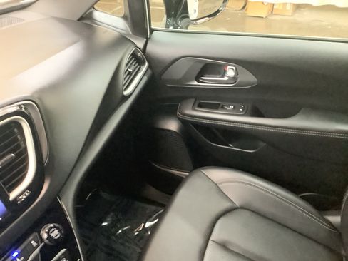 Used 2025 Chrysler Pacifica Select FWD image 19