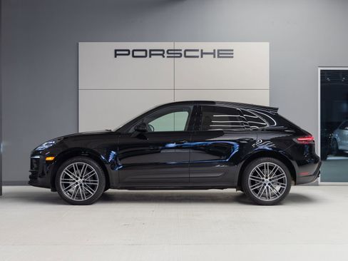 Certified 2023 Porsche Macan image 2