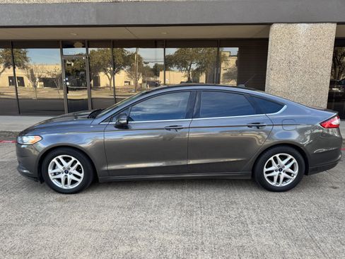 Used 2016 Ford Fusion SE image 2