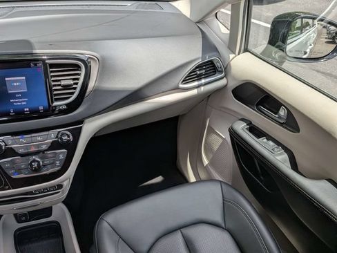Used 2024 Chrysler Pacifica Touring-L FWD image 19
