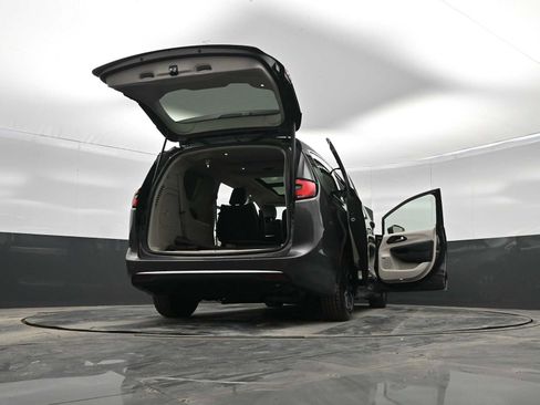 Used 2021 Chrysler Pacifica Limited w/ Uconnect Theater Family Group image 43