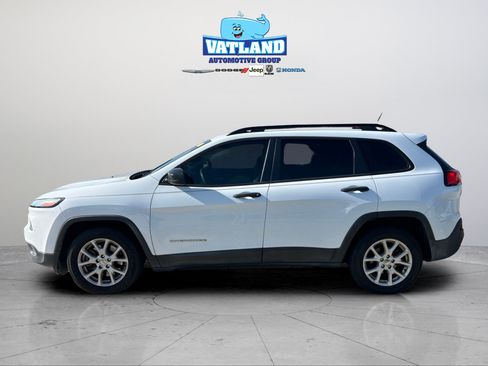 Used 2015 Jeep Cherokee Sport w/ Sport Appearance Group FWD image 2