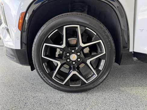 Used 2025 Chevrolet Traverse High Country w/ LPO, Floor Liner Package AWD/4WD image 29