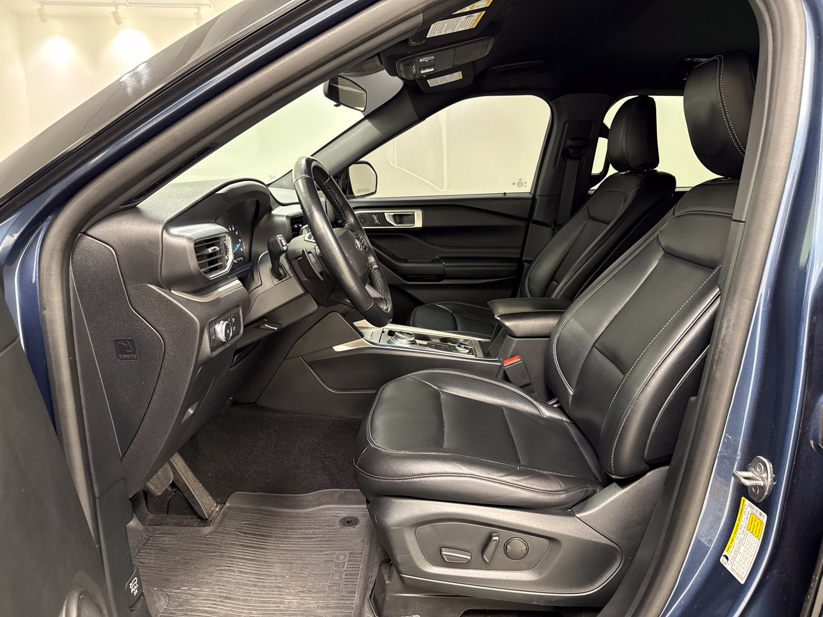 Used 2020 Ford Explorer XLT w/ Equipment Group 202A AWD/4WD image 14