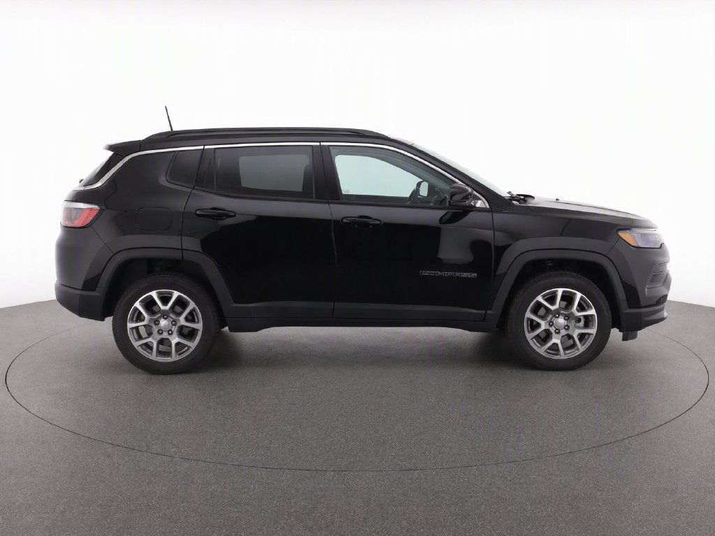 Used 2022 Jeep Compass Latitude w/ Sun and Sound Group AWD/4WD image 10