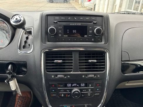 Used 2016 Dodge Grand Caravan SXT FWD image 12