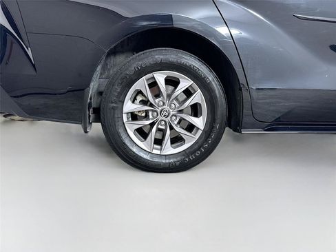 Used 2023 Toyota Sienna XLE AWD/4WD image 17