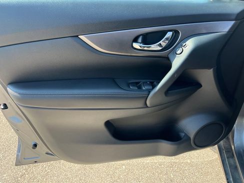 Used 2016 Nissan Rogue SV AWD/4WD image 13