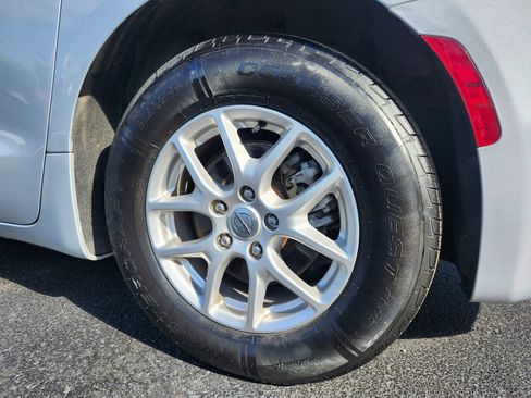Used 2024 Chrysler Pacifica Touring-L FWD image 37