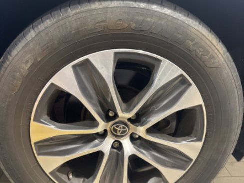 Used 2023 Toyota Highlander XLE image 5