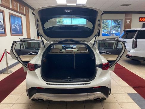 Used 2018 INFINITI QX30 Premium w/ Navigation Package AWD/4WD image 7