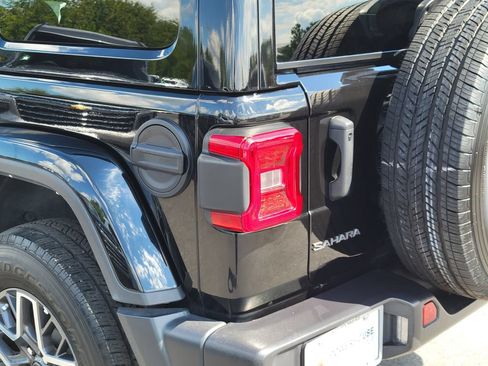 Used 2025 Jeep Wrangler Unlimited Sahara AWD/4WD image 12