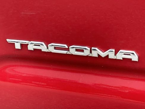 Used 2018 Toyota Tacoma TRD Off-Road AWD/4WD image 11