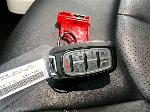 Used 2024 Chrysler Pacifica Select image 34