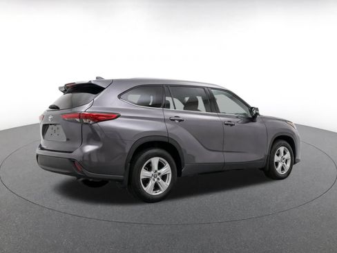 Used 2025 Toyota Highlander LE FWD image 9