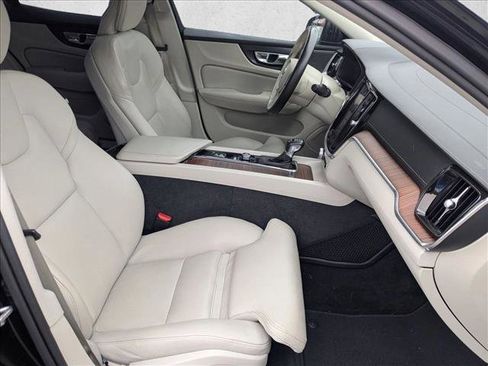 Used 2019 Volvo S60 T5 Inscription image 17