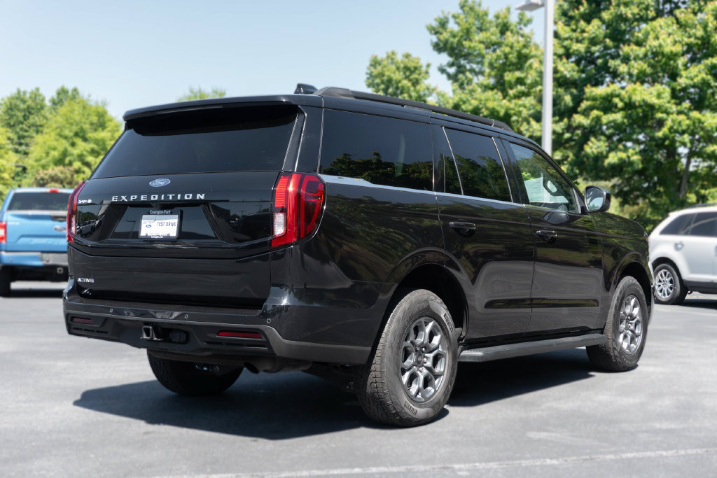 Used 2025 Ford Expedition Active RWD image 12