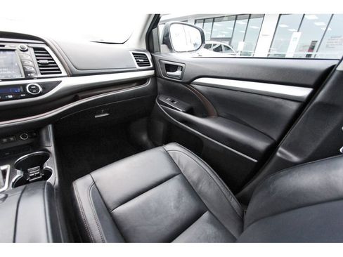 Used 2017 Toyota Highlander XLE FWD image 11