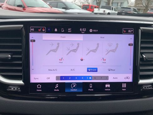 Used 2024 Chrysler Pacifica Touring-L image 18