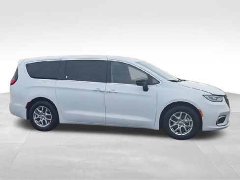 Used 2024 Chrysler Pacifica Touring-L FWD image 9