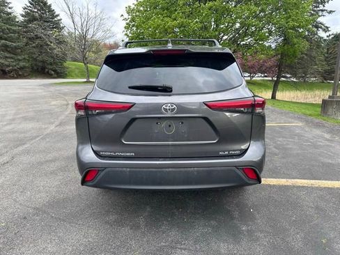 Used 2023 Toyota Highlander XLE AWD/4WD image 4