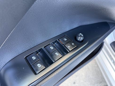 Used 2019 Toyota Camry SE FWD image 18