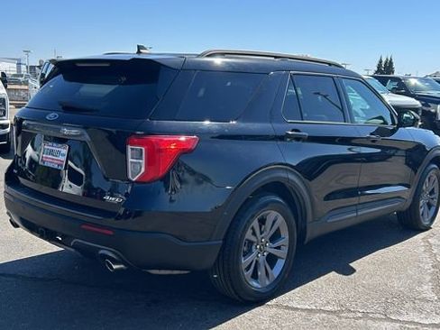 Used 2022 Ford Explorer XLT w/ Equipment Group 202A image 3