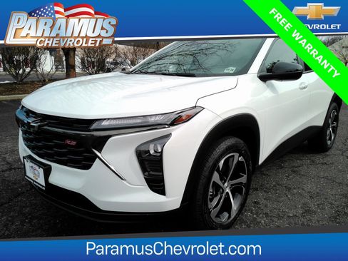 Certified 2024 Chevrolet Trax RS w/ Driver Confidence Package image 1