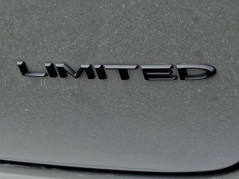 Used 2025 Chrysler Pacifica Limited FWD image 32