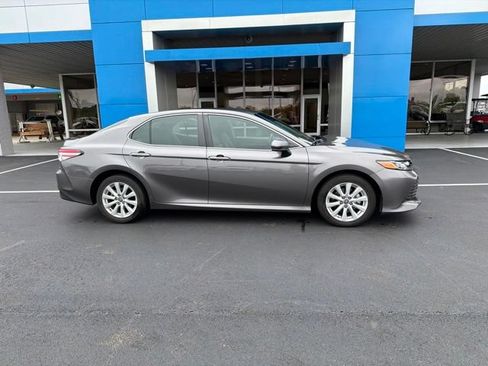 Used 2018 Toyota Camry LE FWD image 3