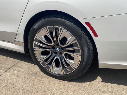 Used 2023 BMW i7 xDrive60 AWD/4WD image 5