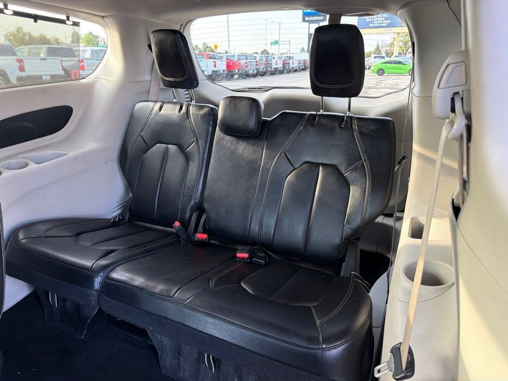 Used 2022 Chrysler Pacifica Touring-L FWD image 14