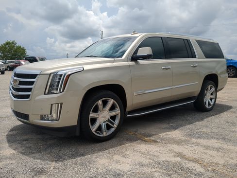 Used 2017 Cadillac Escalade ESV Luxury RWD image 6