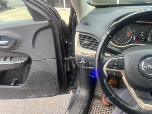 Used 2016 Jeep Cherokee Latitude w/ Cold Weather Group image 28