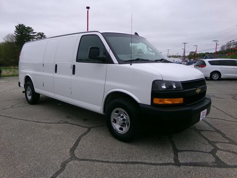 Used 2018 Chevrolet Express 3500 Extended w/ Driver Convenience Package image 7