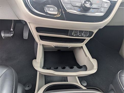 Used 2023 Chrysler Pacifica Touring-L FWD image 40
