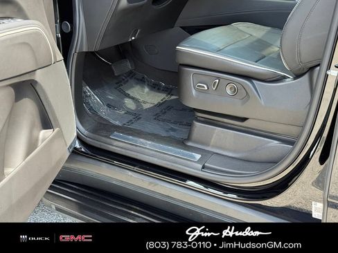 Used 2024 Cadillac Escalade Premium Luxury RWD image 20
